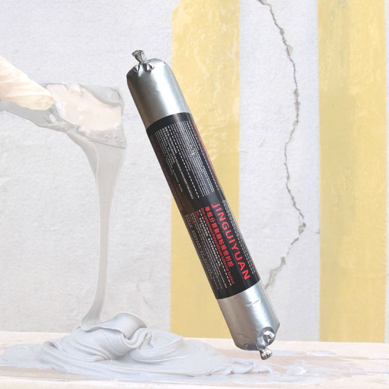Mastic PU Topsen PU-540 appliqué dans la construction pour l’étanchéité et le collage.