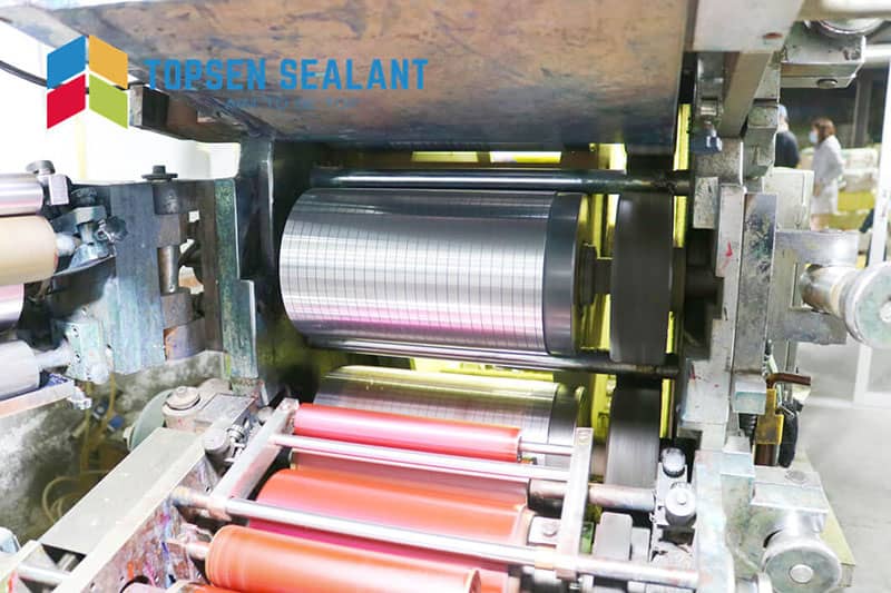 Machine d’impression des films pour poches à l’usine Topsen Sealant