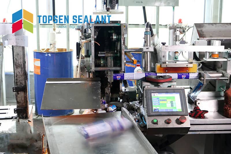 Production d’emballages en poches à l’usine Topsen Sealant, illustrant un remplissage efficace
