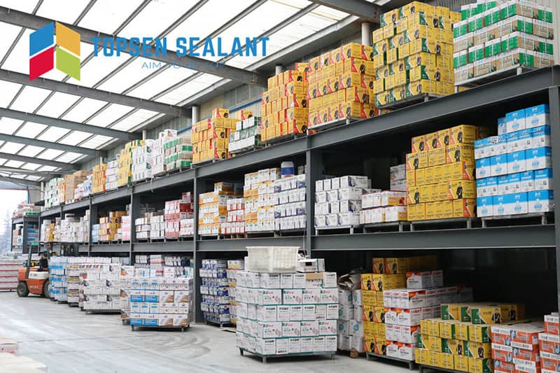 Entrepôt Topsen Sealant, présentant un stockage organisé des mastics