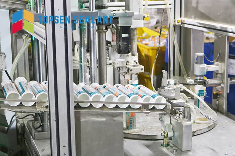 Ligne de production de cartouches dans l’usine Topsen Sealant, illustrant une fabrication efficace